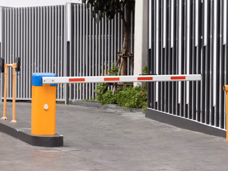 Automatic boom barrier